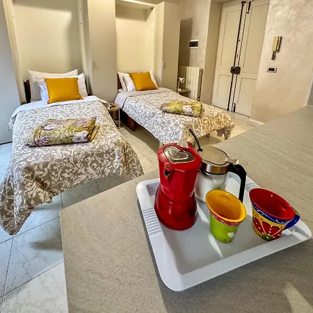 アパート Dante Dinanni *